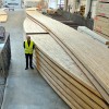 besuch im werk Rubner Holzbau 26 meter lange leimholzstützen